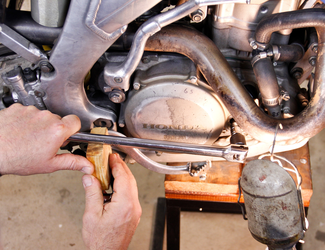 How to perform a one person leak down test on a dirt bike engine